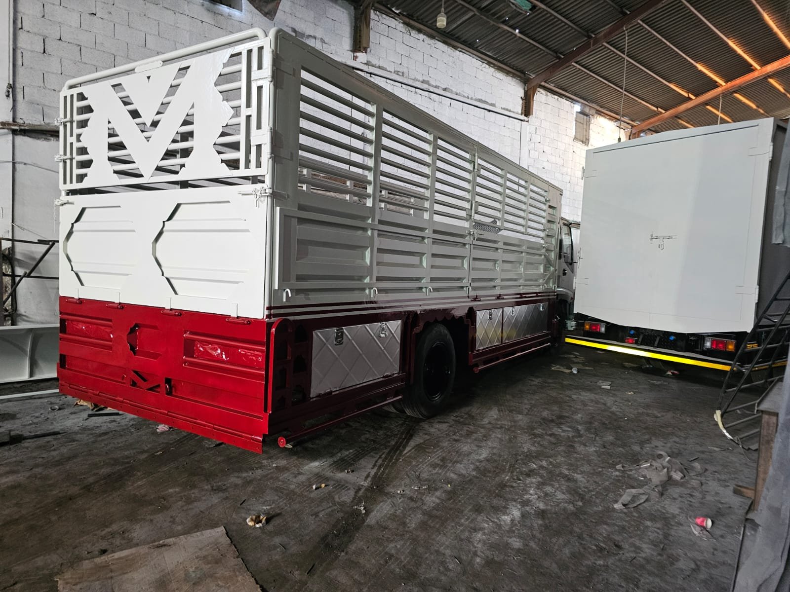 دينا ايسوزو للبيع بالرياض بحالة ممتازة وسعر مناسب